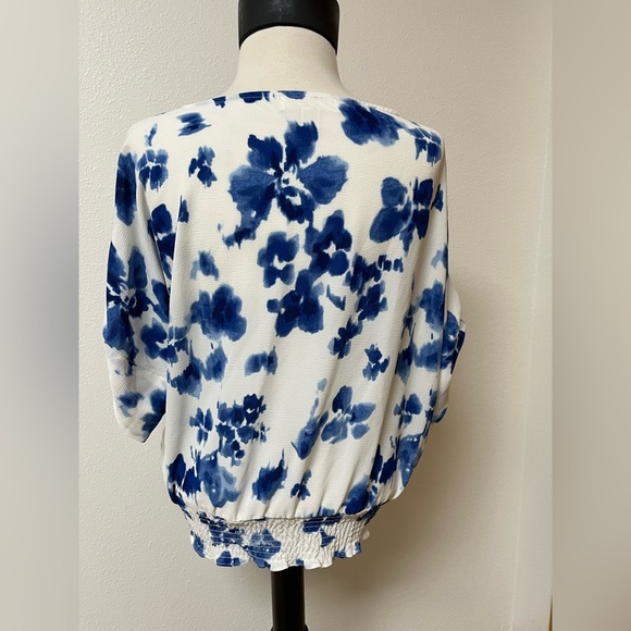 Michael Kors Blue and White blouse women’s size M - Picture 3 of 4
